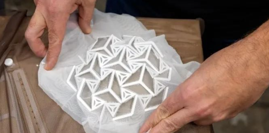 美國(guó)康奈爾大學(xué)HelioSkin：可追蹤光線的仿生定制太陽(yáng)能電池板 image